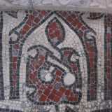 I Saraceni (dall�847 all�871) - Dura 24 anni la presenza dei Saraceni: probabilmente la loro unica impronta � presente nella Basilica di San Nicola. Su un pavimento a mosaico della Basilica sembra infatti ripetersi il monogramma cufico di Allah (�Allah � grande�). Qui un particolare